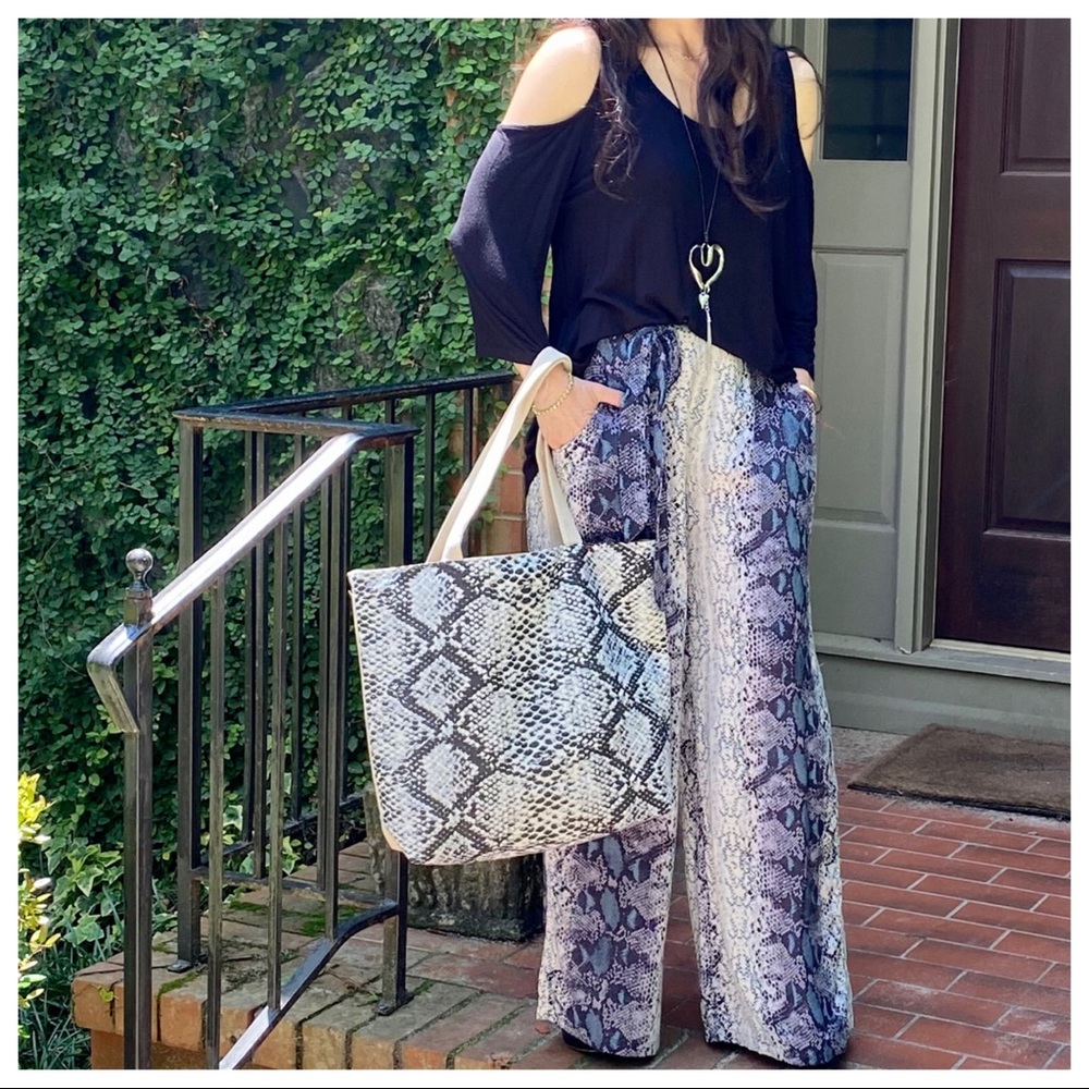 ✨LAST ONE✨SNAKESKIN PRINT WIDE LEG TIE FRONT PANTS - Picture 4 of 6